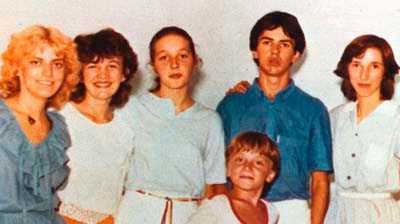 Groupe des six voyants de Medjugorje, de gauche à droite : Mirjana, Vicka, Ivanka, Ivan, Marija, Jakov (devant) Groupe des six voyants de Medjugorje : Mirjana, Vicka, Ivanka, Ivan, Marija, Jakov
