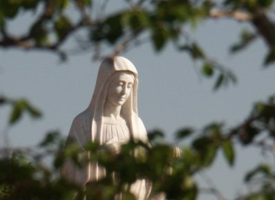 Statue de Marie au Podbrdo Statue de Marie à Medjugorje, au Podbrdo
